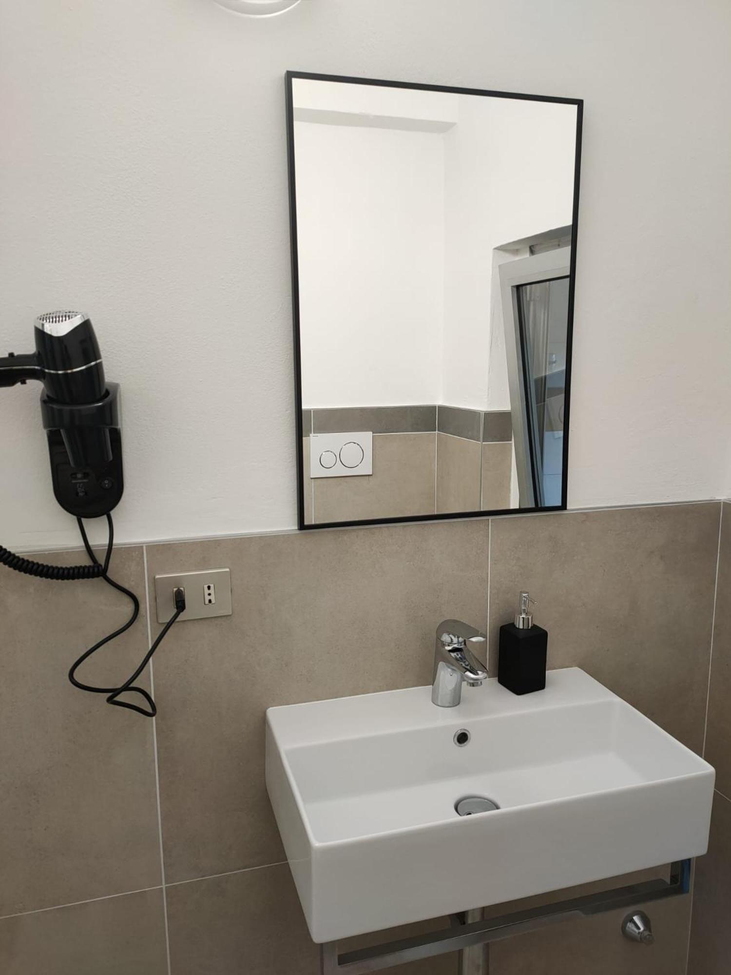 Airport Orio Studio Apartment แบร์กาโม ภายนอก รูปภาพ